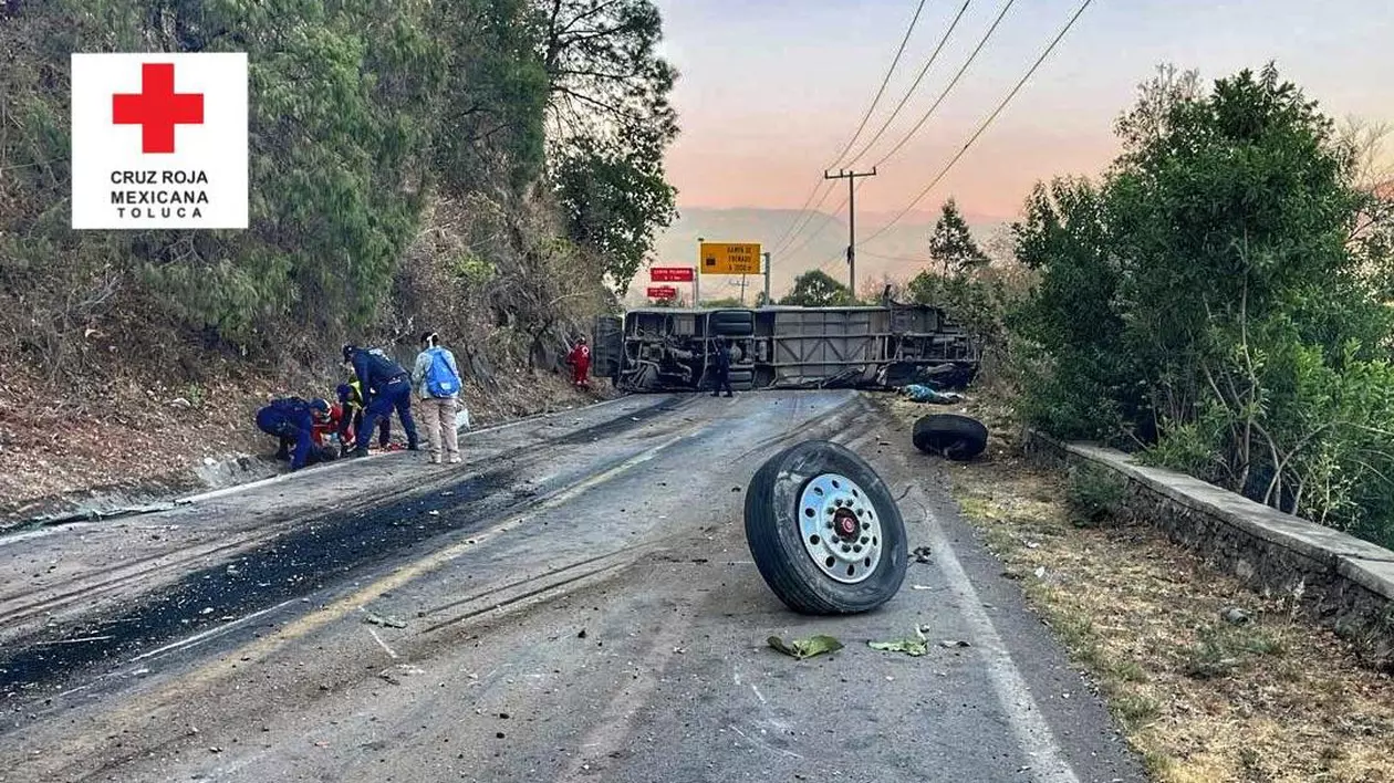 Cel puțin 14 morți și 31 de răniți, după ce un autocar cu pelerini s-a răsturnat pe o șosea din Mexic. VIDEO