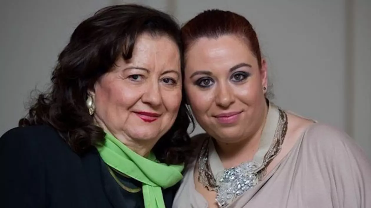 Oana Roman s-a ocupat singură de parastasul mamei sale. A fost la biserică și a împărțit pachete
