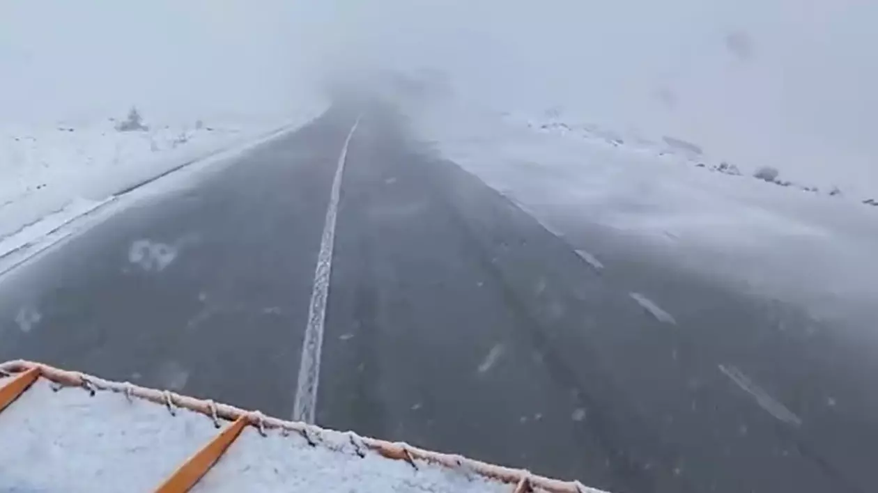 Ninge pe Transalpina. Avertismentul drumarilor pentru șoferi. VIDEO