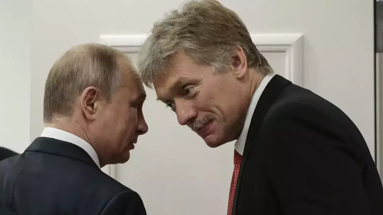 Peskov (dreapa) surprins în timpul unei discuții cu Putin FOTO Hepta