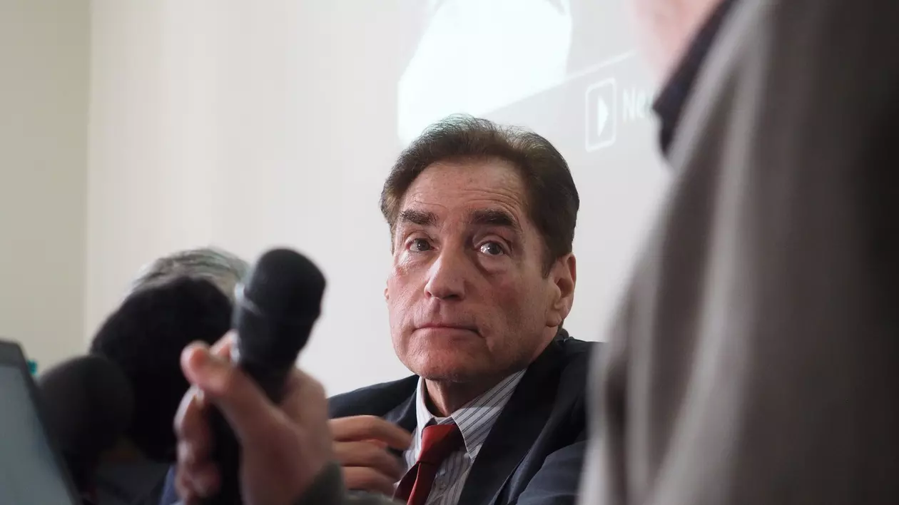 Cum a ajuns Petre Roman inculpat în Dosarul Mineriadei din 1990: „în subsolul Universității s-au găsit 22 de arme cu glonț; la sediul PNȚCD, substanțe halucinogene și materiale legionare”