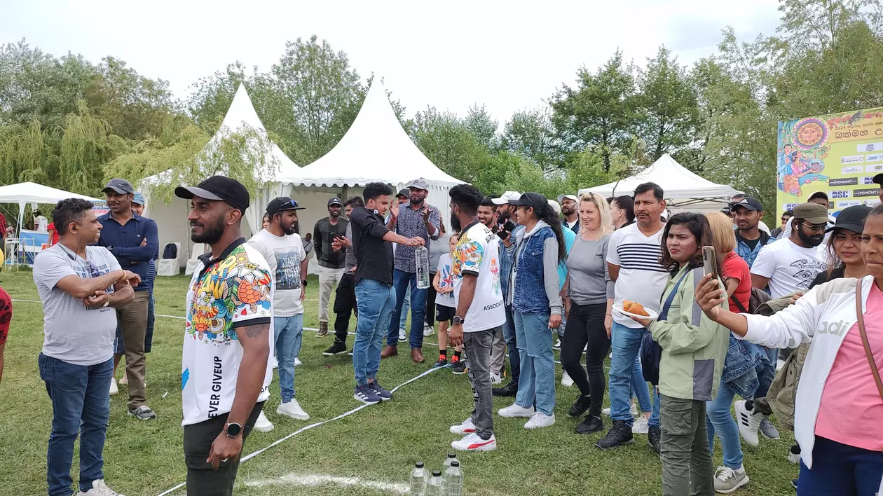 Revelionul srilankezilor din România; mica adunare de la Alba Iulia. „Locul seamănă foarte mult cu cele în care ne strângem acasă”