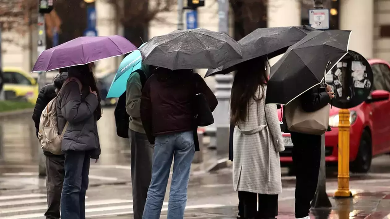 VIDEO Alertă meteo: ploi în mare parte din țară și ninsori la munte. Cum va fi vremea la București