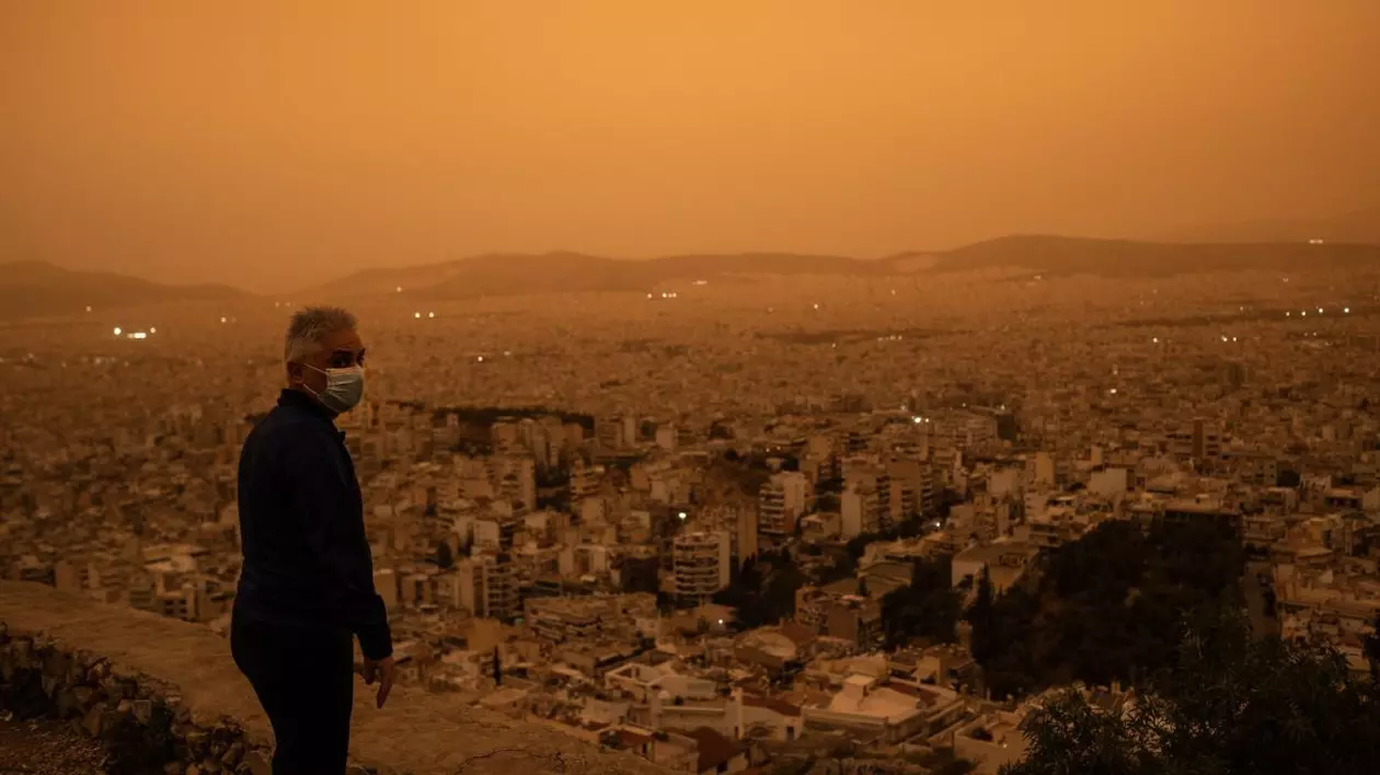 Orașe grecești, acoperite de o ceață portocalie din cauza unui nor de praf saharian. „Unul dintre cele mai grave episoade” din ultimii ani
