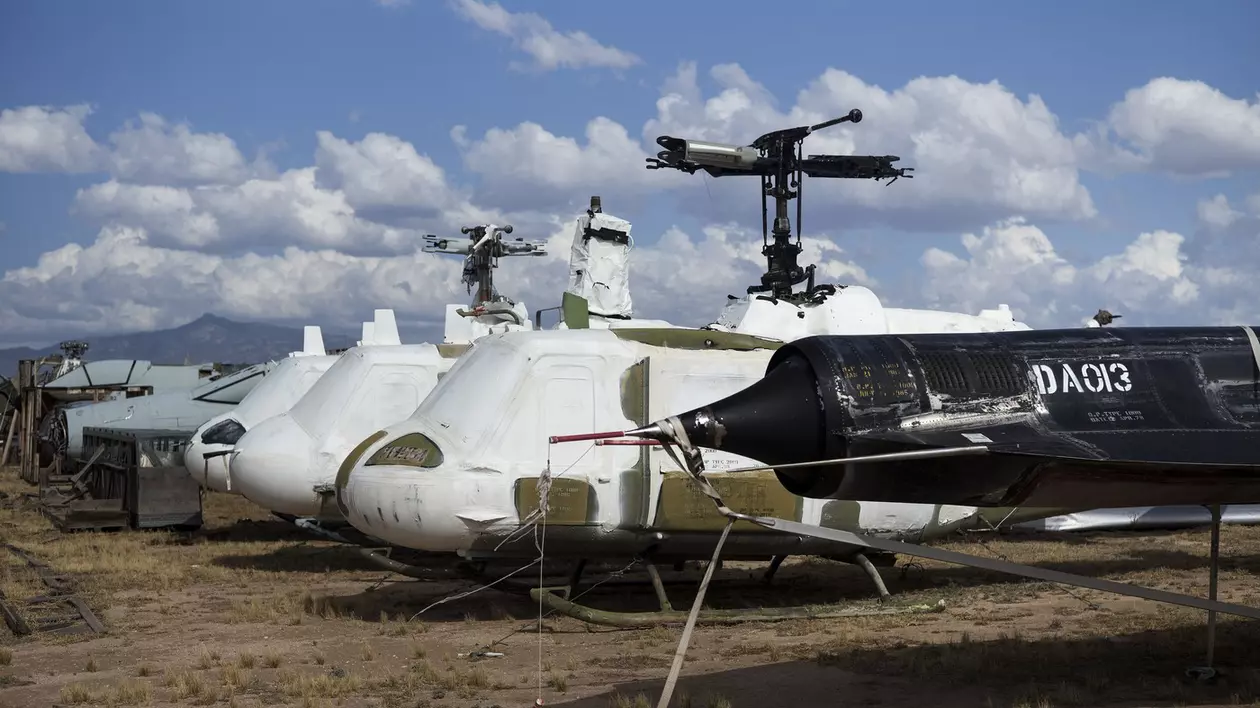 O dronă de recunoaștere Lockheed D-21, alături de alte aeronave într-o curte a Grupului de întreținere aerospațială de la baza forțelor aeriene americane Davis-Monthan, în Tucson, Arizona. Foto Profimedia