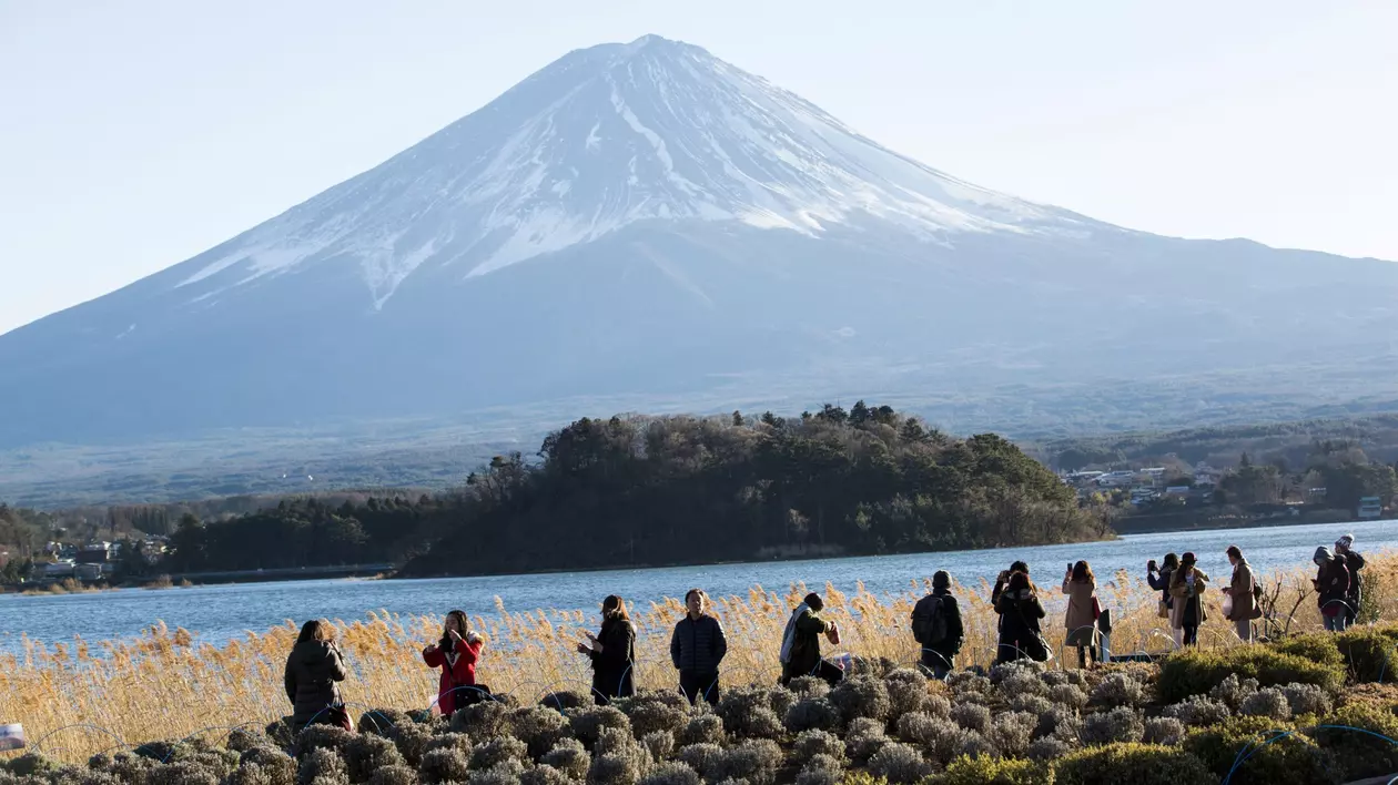 Un oraș din Japonia ridică un gard de 2,5 metri, pentru a bloca o privelişte spre Muntele Fuji, foarte populară printre turiștii care „nu respectă regulile"