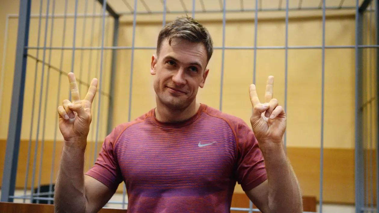 Activistul Pussy Riot care a fondat site-ul Mediazona a primit 8 ani de închisoare pentru că a postat imagini cu gropile comune din Bucha