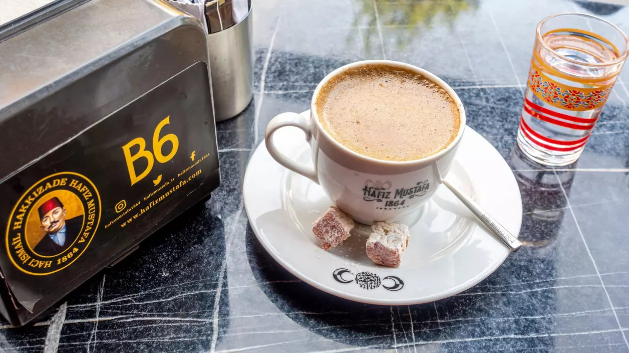 „De fiecare dată când ieşeam în oraş eram ruinaţi". Restaurantele și cafenelele, boicotate de turcii exasperați că dau o avere pe nota de plată