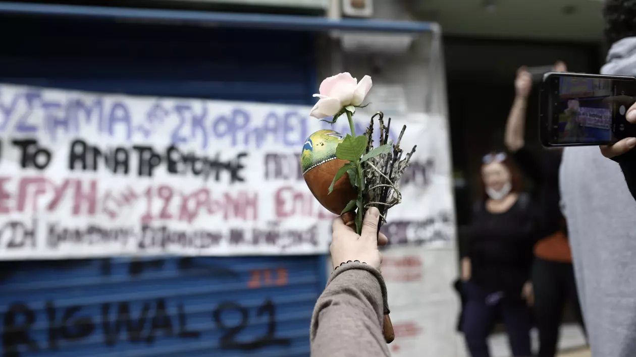 O femeie care venise la poliție să ceară protecție față de fostul partener a fost înjunghiată mortal chiar în fața secției, la Atena. Agenții i-au spus să sune la numărul de urgență