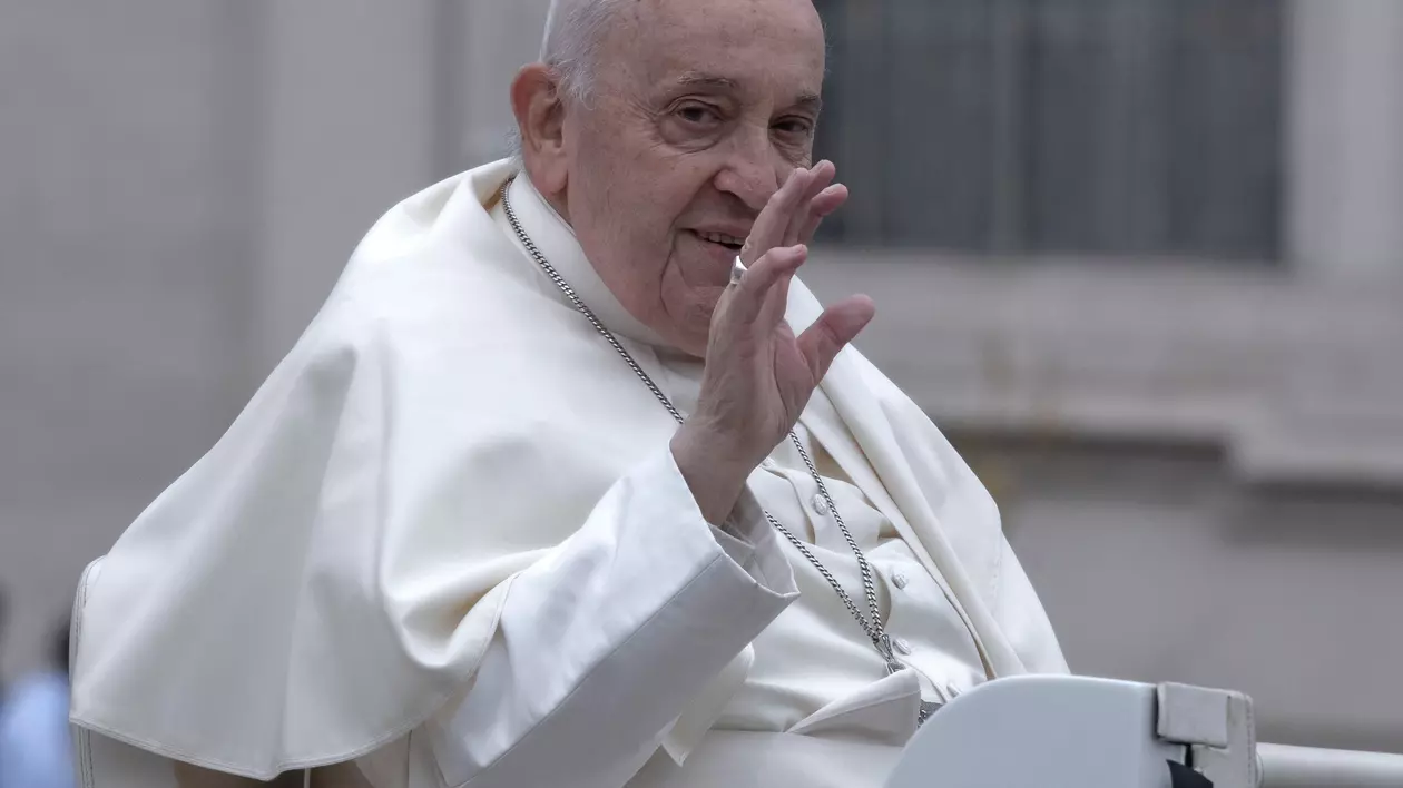 Papa Francisc schimbă ritualul de înmormântare pentru pontifi după cea a lui Benedict, „ultima cu trupul Papei expus în afara sicriului”