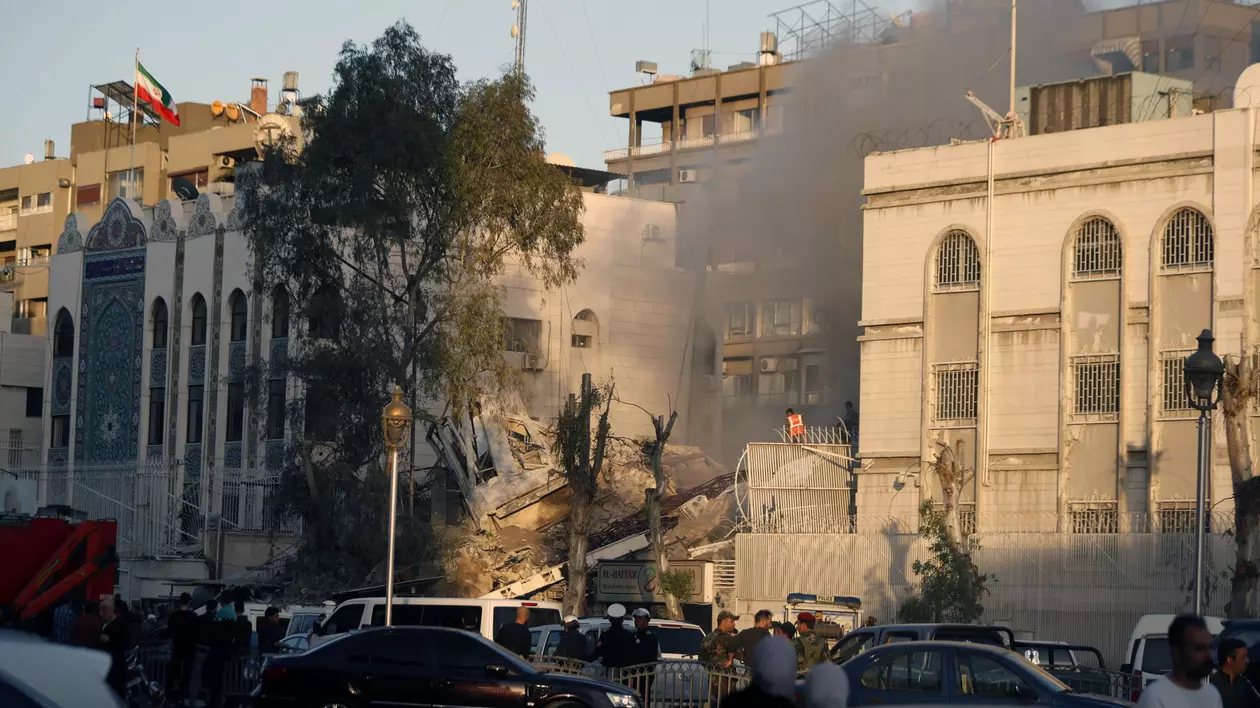 Consulatul Iranului din Damasc, distrus de un presupus bombardament israelian. Doi importanți comandanți ai Gărzii Revoluționare, uciși. Teheranul promite „un răspuns dur” | VIDEO