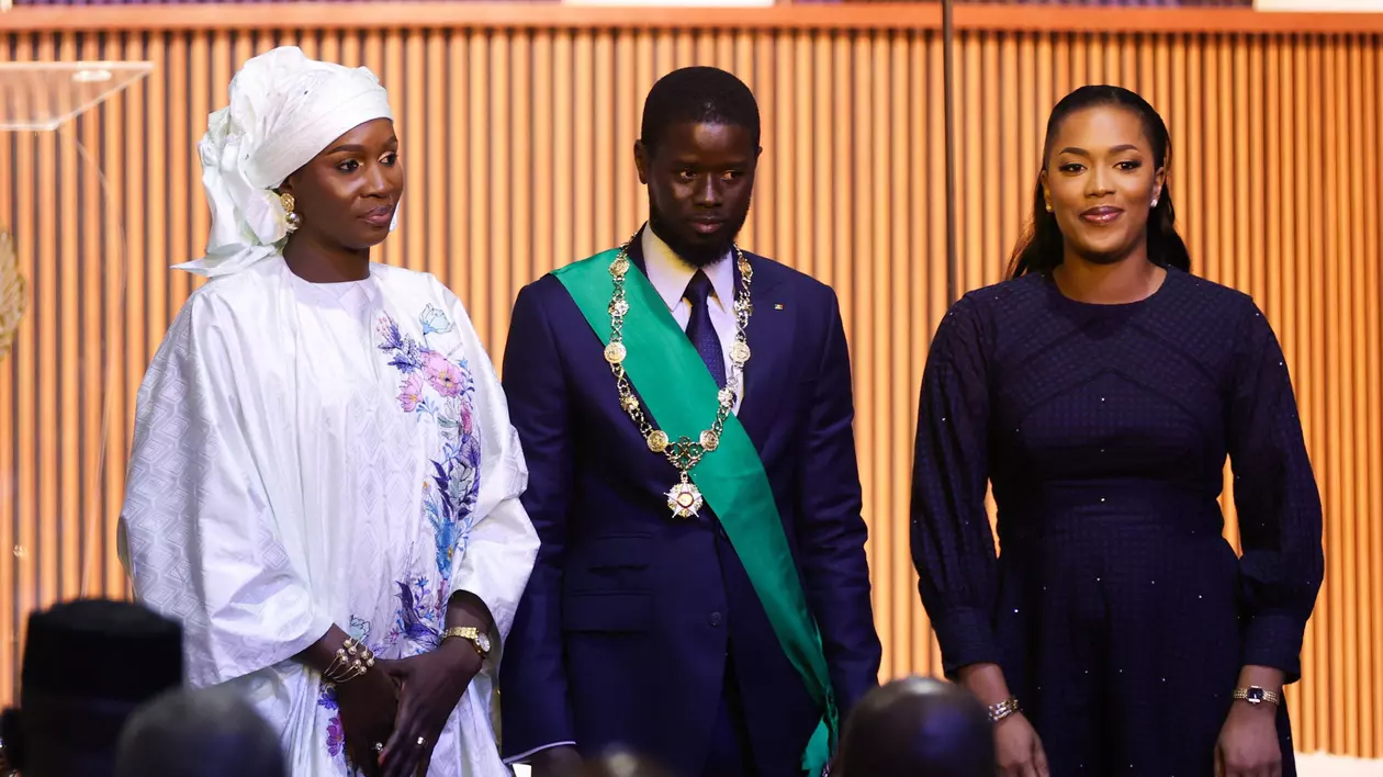 Un președinte, două prime-doamne. Un șef de stat din Africa a fost învestit în funcție în prezența celor două soții | VIDEO
