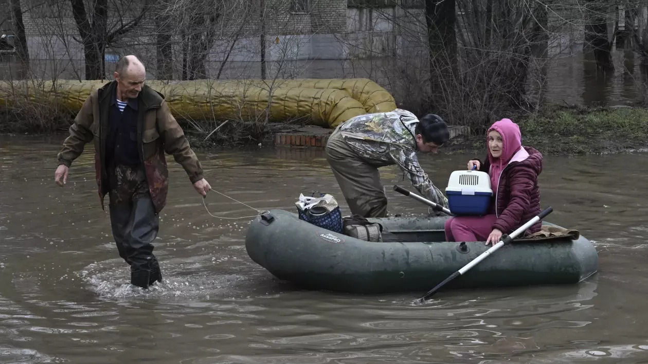 Peste 10.400 de locuințe inundate în Rusia, după ruperea unui baraj. Sunt așteptate inundații și în Siberia