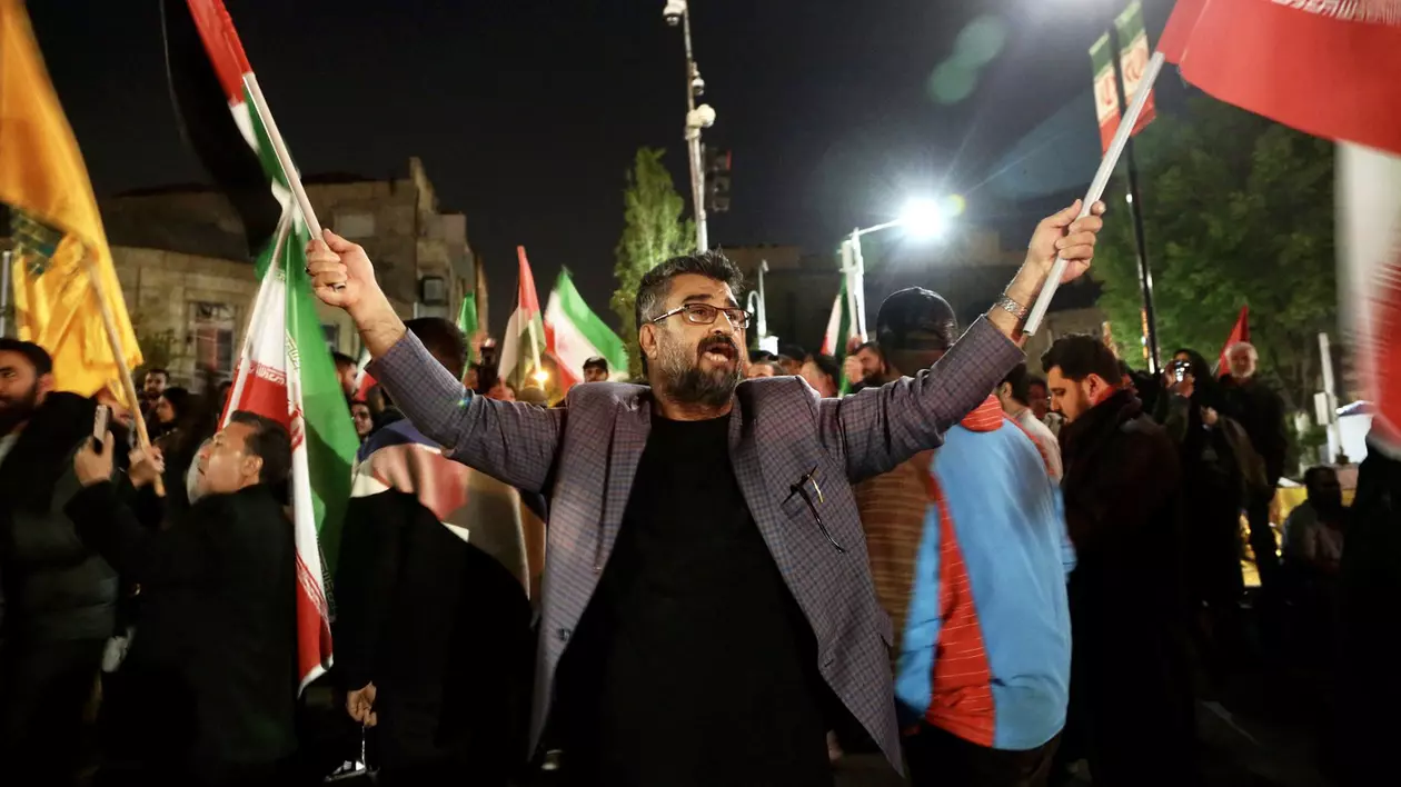 Iranienii sărbătoresc în stradă atacul împotriva Israelului Foto: Profimedia