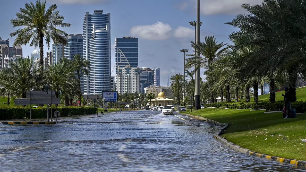 Emiratele Arabe Unite, lovite de cele mai abundente precipitații din ultimii 75 de ani. Români blocați pe aeroportul din Dubai