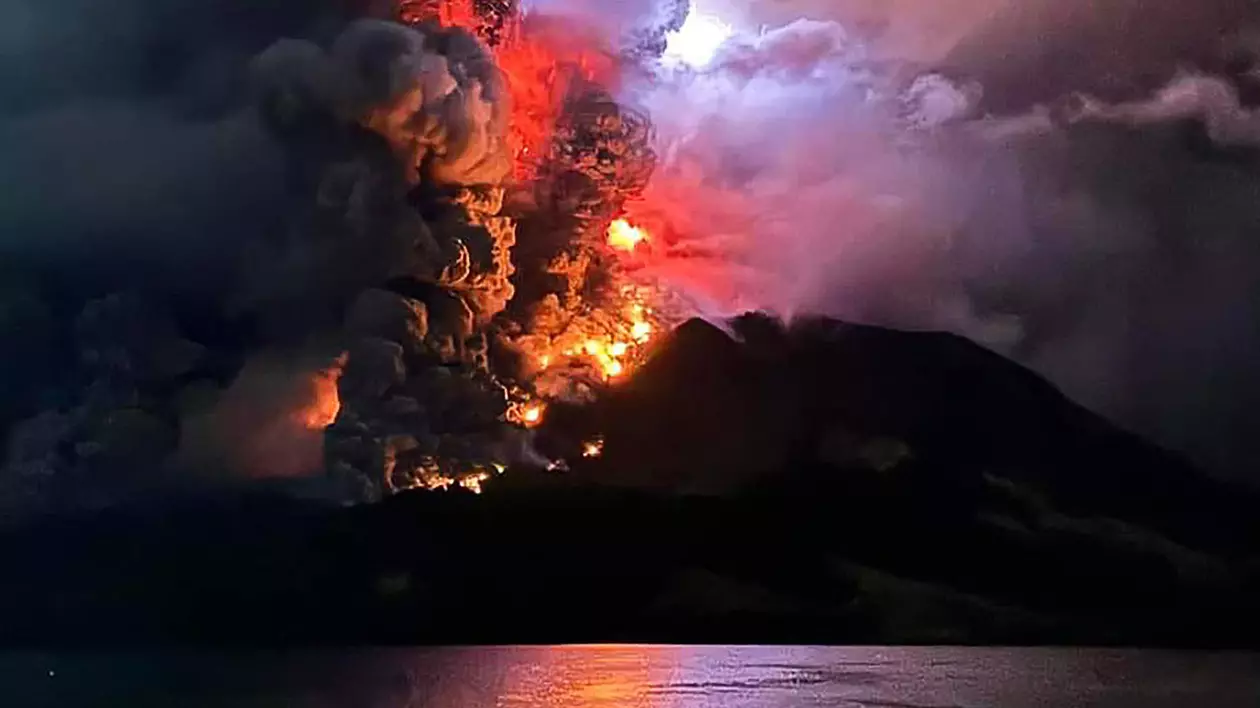 Sute de persoane, evacuate după erupţia vulcanului Ruang din Indonezia. Lavă şi nori de cenuşă, aruncate