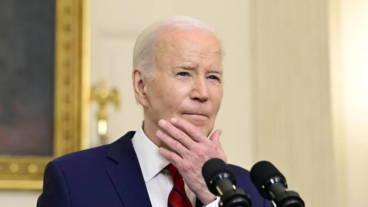 Joe Biden îl ironizează pe Donald Trump, sugerând că republicanul de 77 de ani își dă cu înălbitor în păr | VIDEO