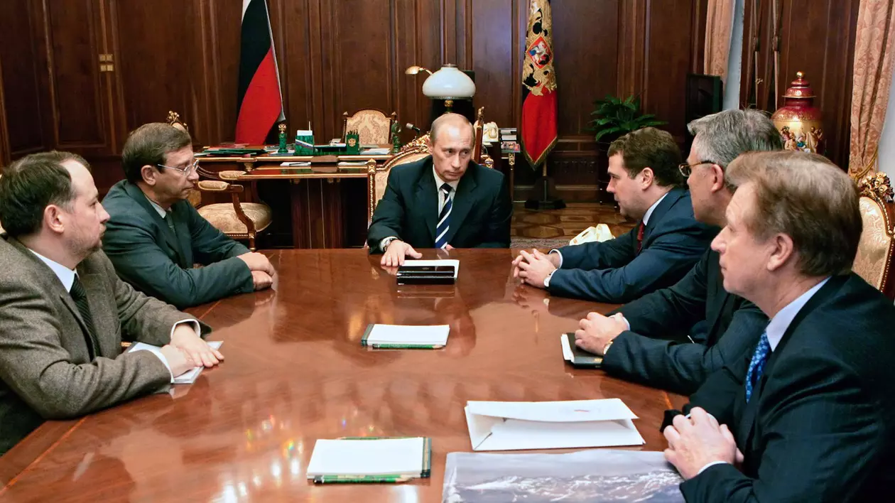 Putin, surprins în timpul unei discuții cu un grup de oligarhi Foto: Profimedia