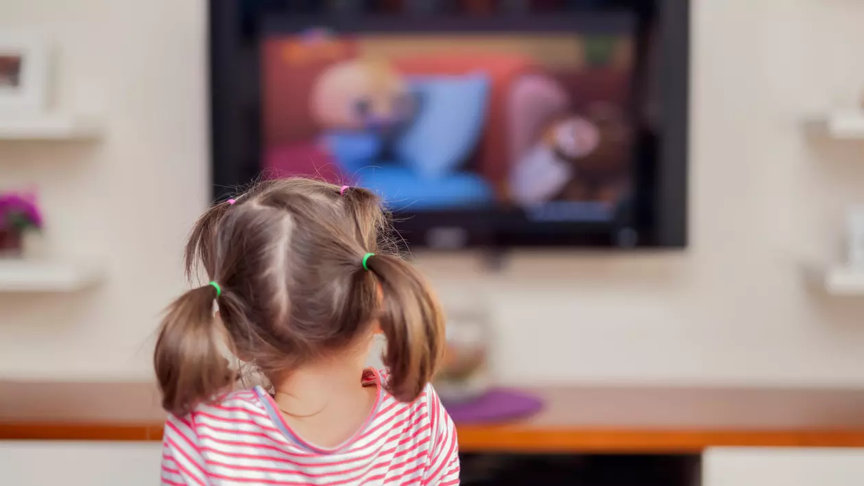 Televiziunile pentru copii sunt destul de mari în audiențe și nu doar cei mici le urmăresc. Părinții stau pe-aproape, cu telecomanda