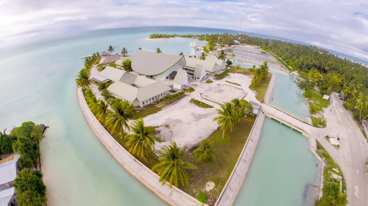 Care este singura țară din lume situată în toate cele patru emisfere - Imagine cu o insulă din arhipelagul Kiribati