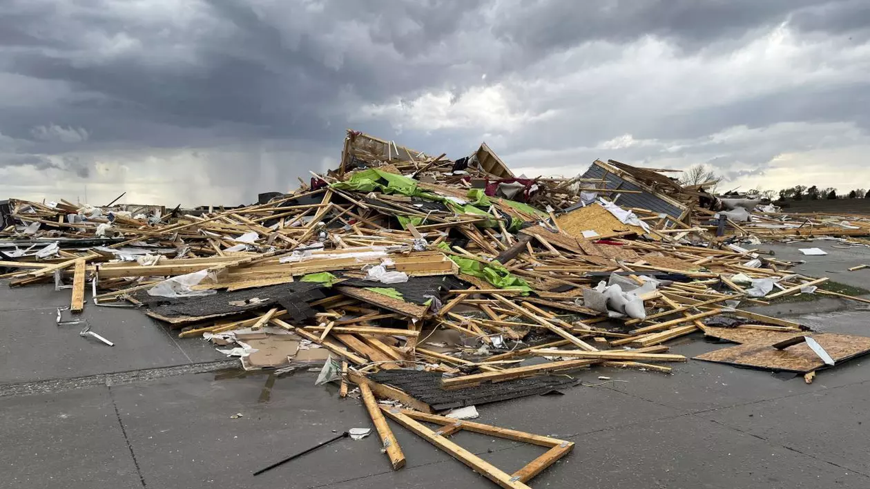 Zeci de tornade au măturat centrul SUA. 50 de milioane de oameni, încă sub amenințarea fenomenelor meteo extreme