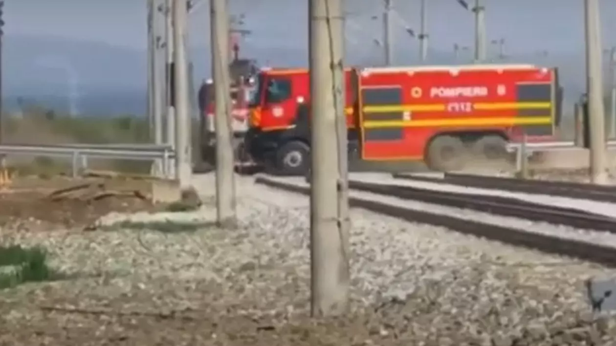 Momentul în care o mașină de pompieri trece calea ferată și scapă la limită de impactul cu un tren de călători la Câmpia Turzii - VIDEO