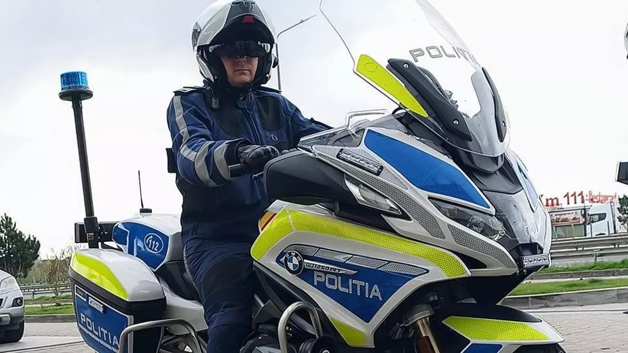 Polițist român live pe Facebook, fericit că a primit motocicletă nouă: „Are mesaje scrise, urmați Poliția, e cu leduri, nu mai are becuri cu filament”
