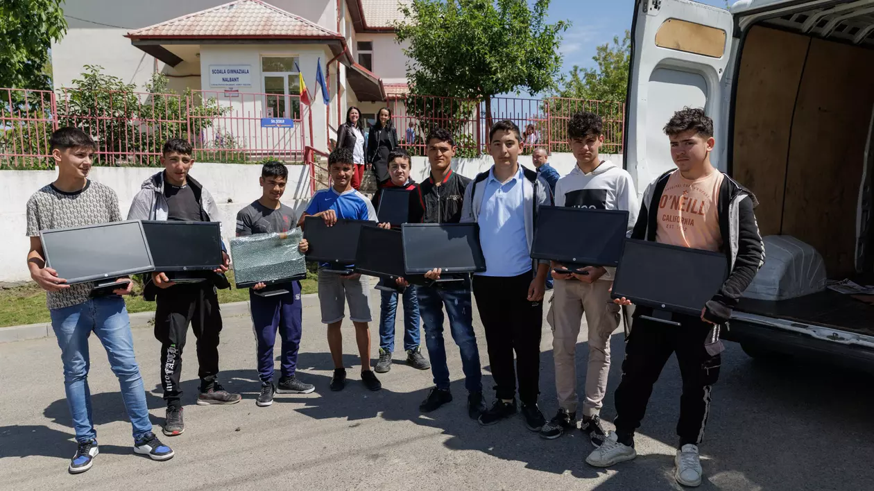 Fundația Ringier a donat zeci de calculatoare, laptopuri și tablete copiilor din două școli din județul Tulcea. Echipamentele vor fi folosite pentru dotarea laboratoarelor de informatică
