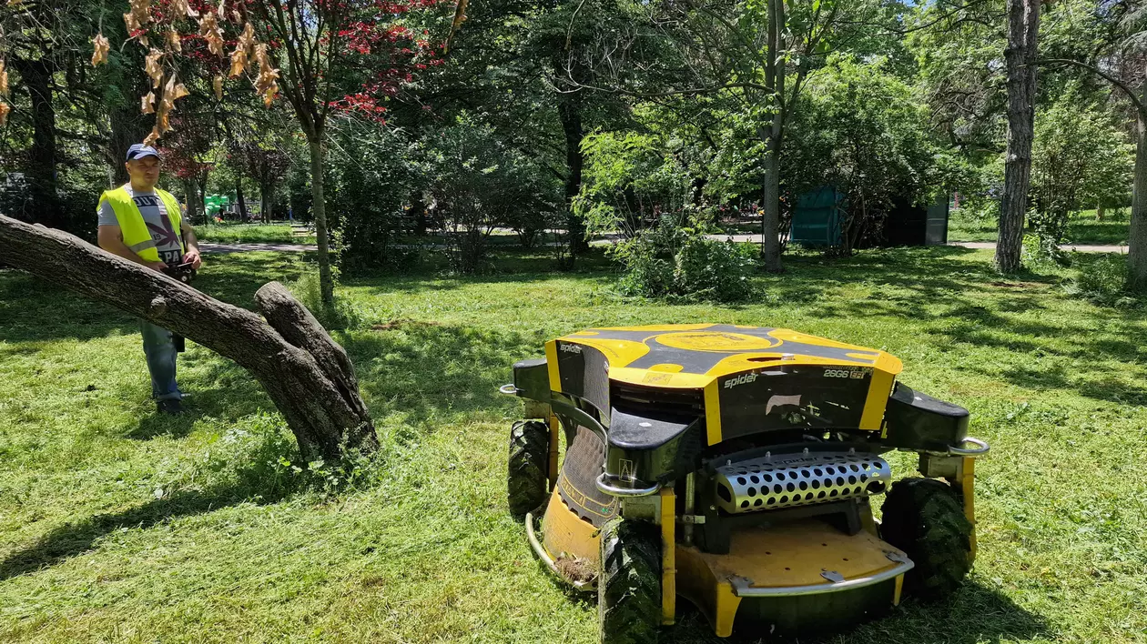 Un „monstru” de 35.000 de euro tunde iarba în Parcul Circului din București. Mașinăria costă cât o garsonieră în Militari