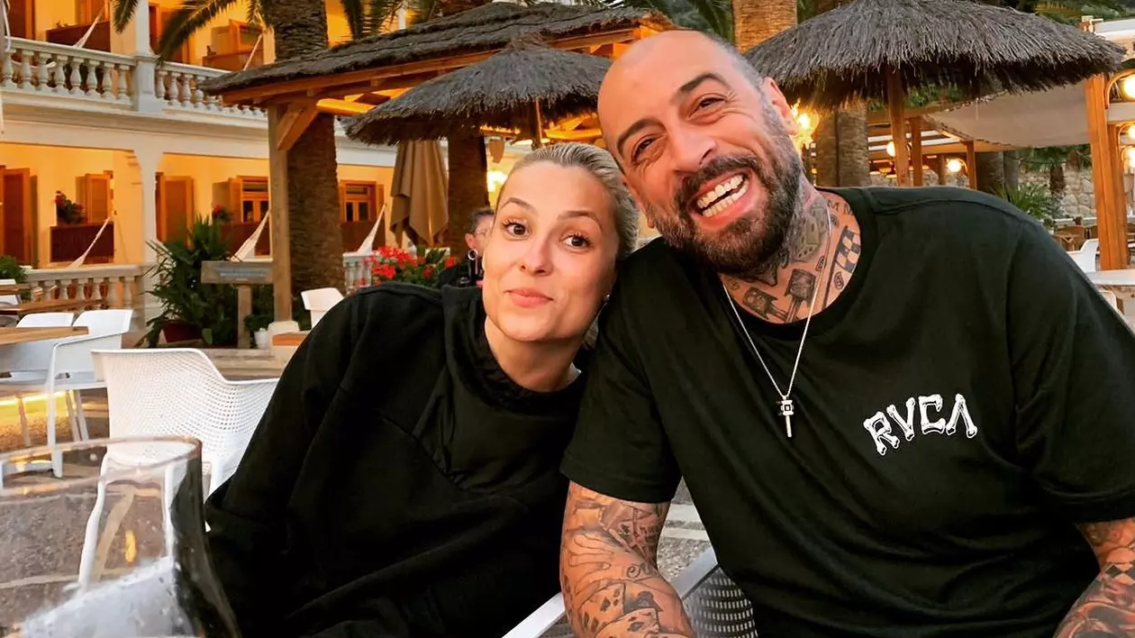 Reacția lui CRBL despre motivul divorțului de Elena, după ce a fost surprins alături de o tânără ieșind din blocul lui. „Știu că sunt foarte mulți care nu ar face lucrul ăsta”