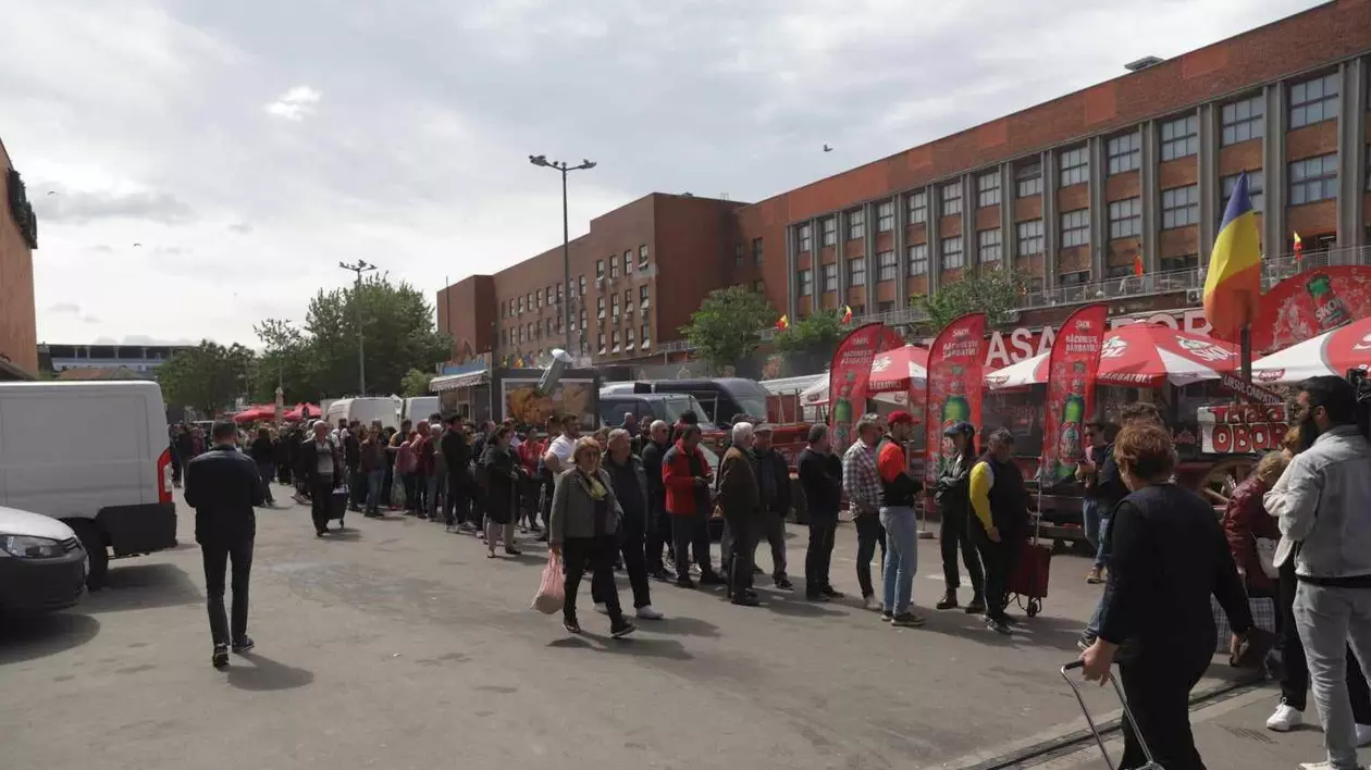 Coadă imensă în Piața Obor din București la micii de 1 Mai. FOTO
