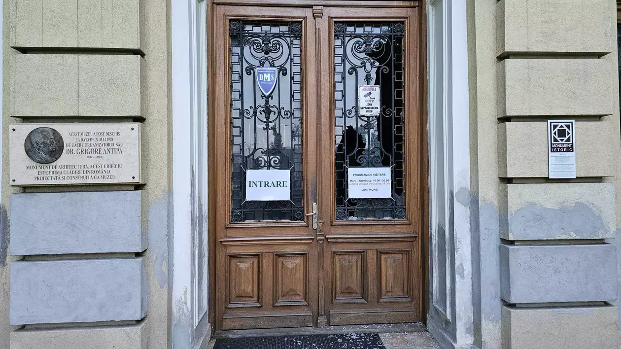 Geamuri sparte la Muzeul Antipa după închiderea programului de vizitare. Angajații instituției nu au participat la Noaptea Muzeelor 2024