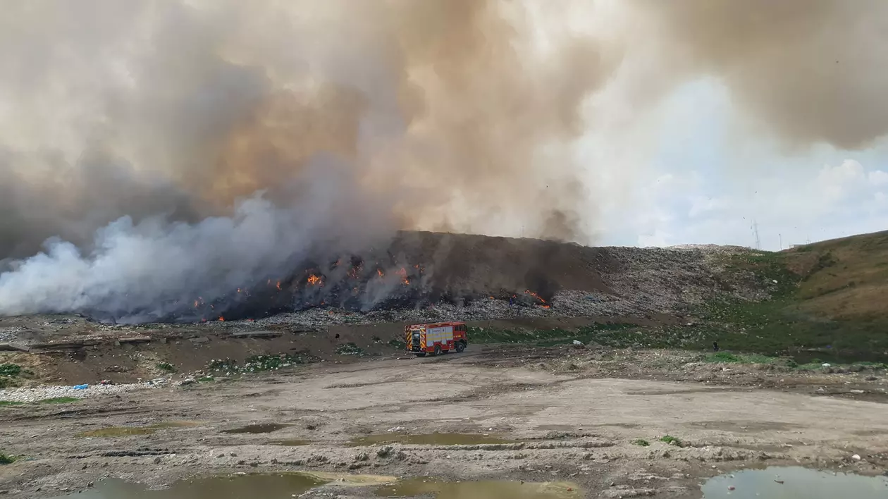 Groapa de gunoi din Galați încă arde. Pompierii estimează „cel puţin alte 12 ore de lucru pentru stingerea acestui incendiu major”