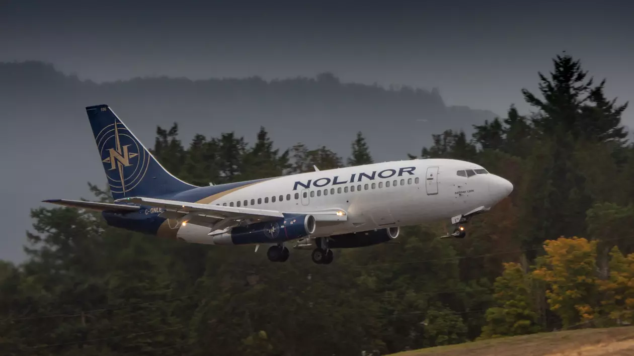 Un Boeing 737-200 al companiei canadiene Nolinor este cel mai vechi avion de pasageri din lume. De când zboară