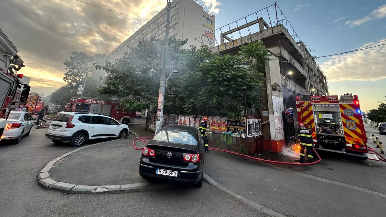Incendiu cu degajări mari de fum la parterul unei clădiri dezafectate de lângă stadionul Dinamo