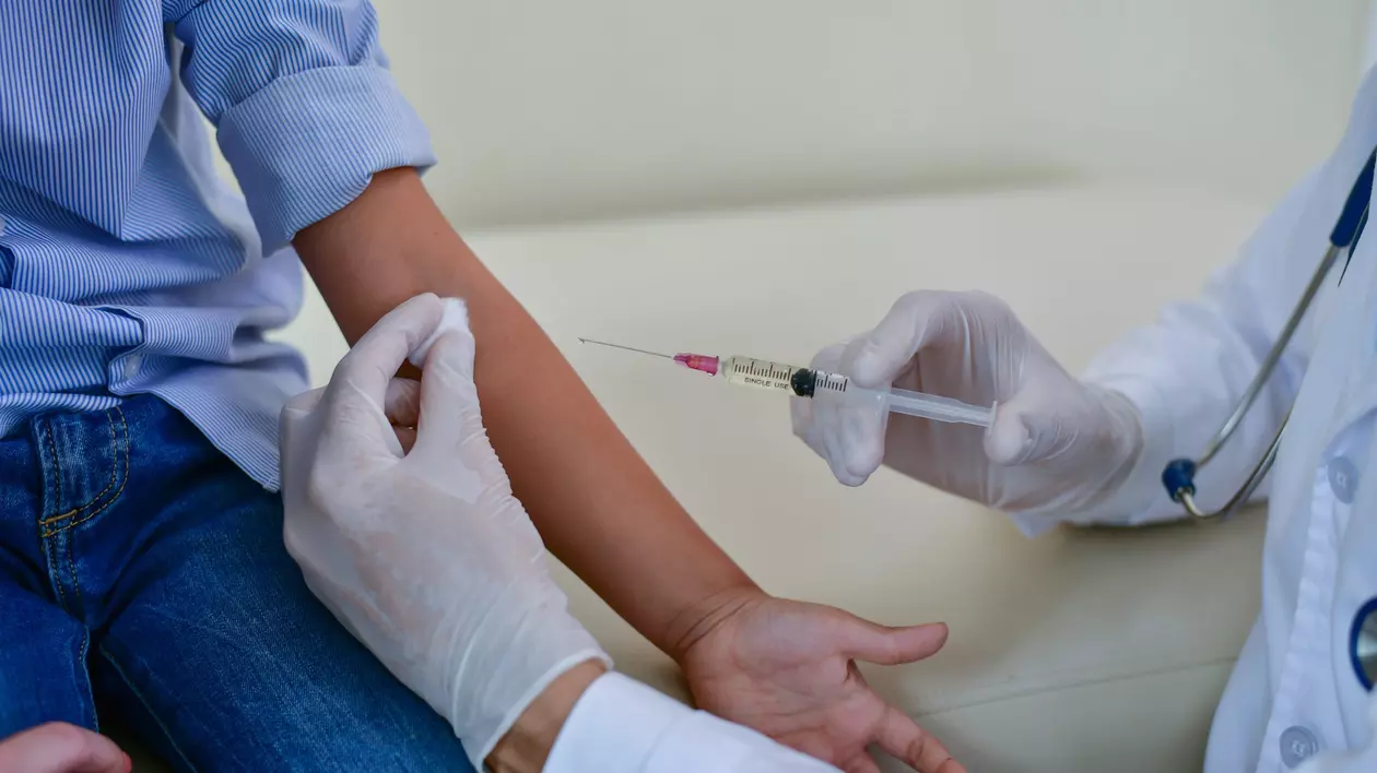 ANALIZĂ | Haos în campania de vaccinare antigripală 2023-2024. Ministerul nu are date despre 700.000 de doze ieșite din farmacii. „Mulți l-au administrat la o asistentă pe scara blocului”