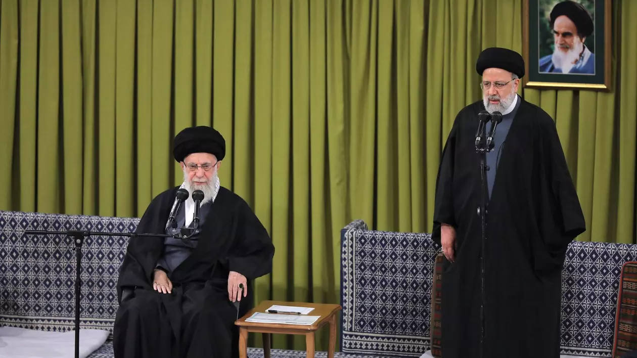 Ali Khamenei (stânga), liderul religios al Iranului, alături de Ebrahim Raisi, președintele de la Teheran. Foto Profimedia