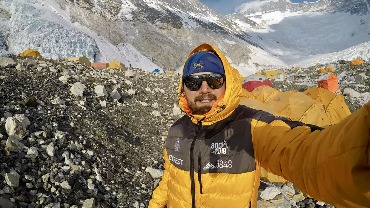 Alpinistul Adrian Ahriţculesei a cucerit vârful Everest. „Urmează partea cea mai grea a expediției”