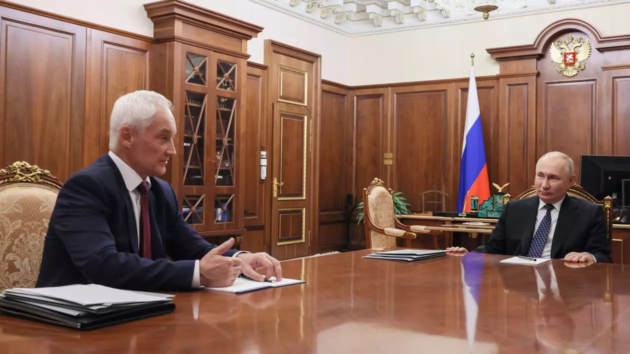 Andrei Belousov (în plan apropiat) în timpul unei discuții cu Vladimir Putin Foto: Profimedia