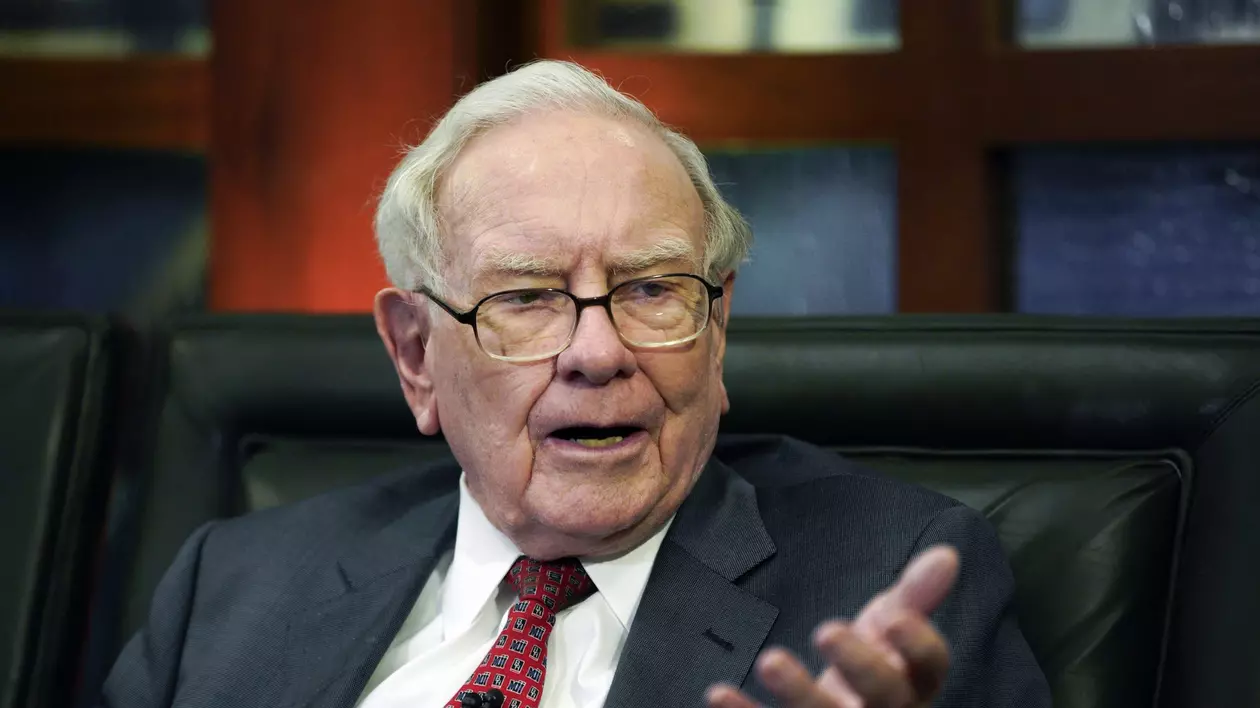 Avertismentul lui Warren Buffett: Inteligența artificială, mai bună pentru escroci decât pentru societate. Are potențialul unei bombe atomice