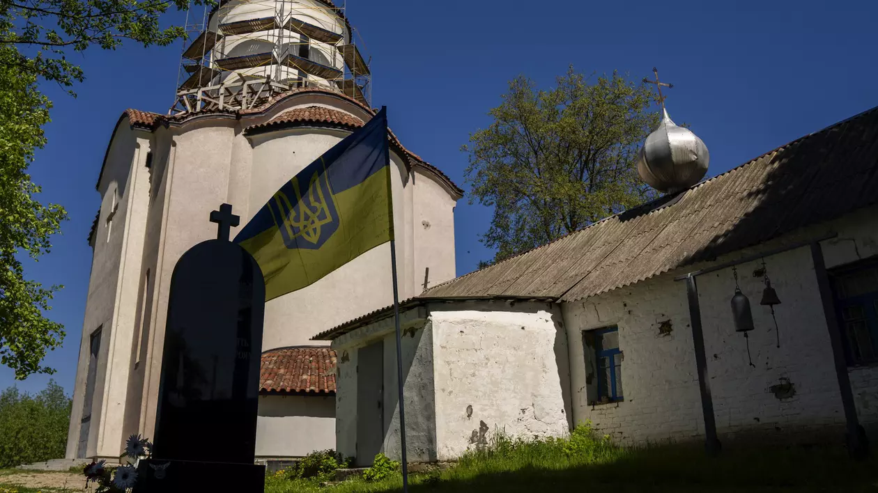 „Lupte au avut loc chiar aici”. O biserică de lângă Kiev a devenit simbol al rezistenței în fața trupelor ruse