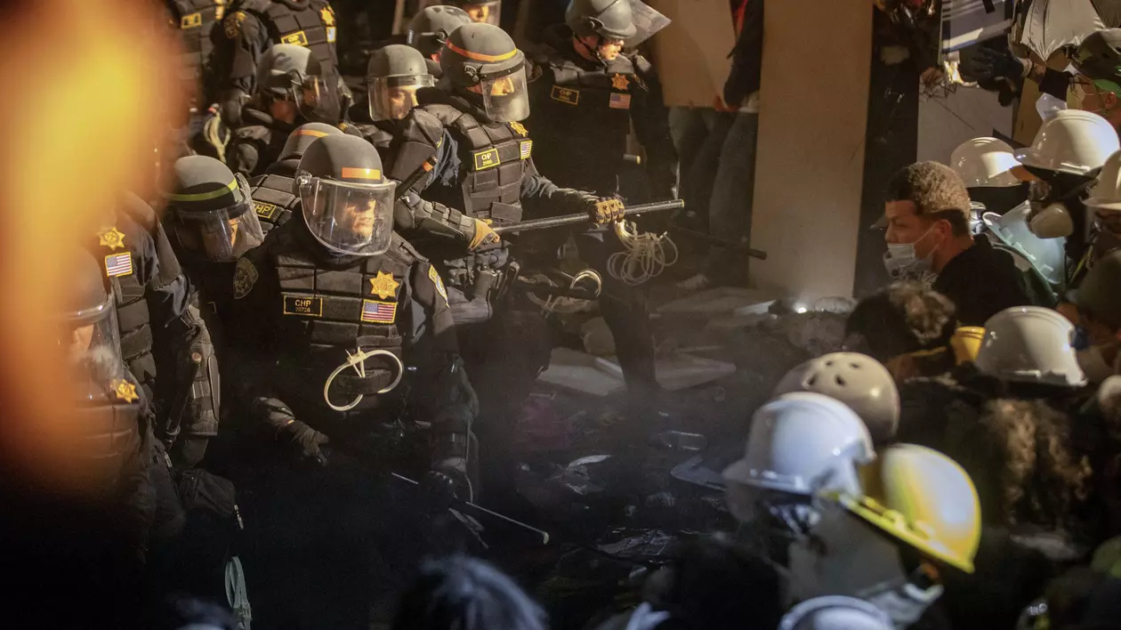 Proteste cu sute de rețineri în campusuri universitare din SUA. Care sunt principalele revendicări și cum s-au extins manifestațiile până la intervenția forțelor de ordine