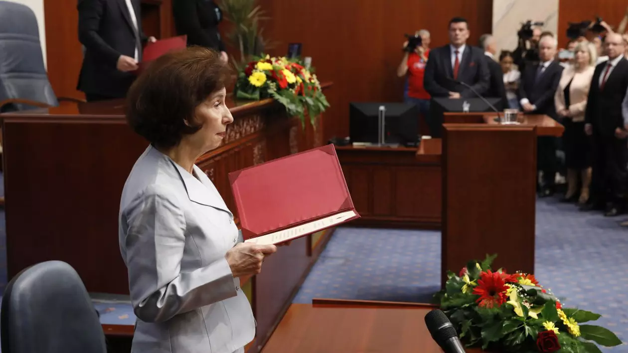 Preşedinta Macedoniei de Nord a evitat să pronunțe noul nume al ţării la depunerea jurământului. Atena şi Bruxelles au criticat gestul