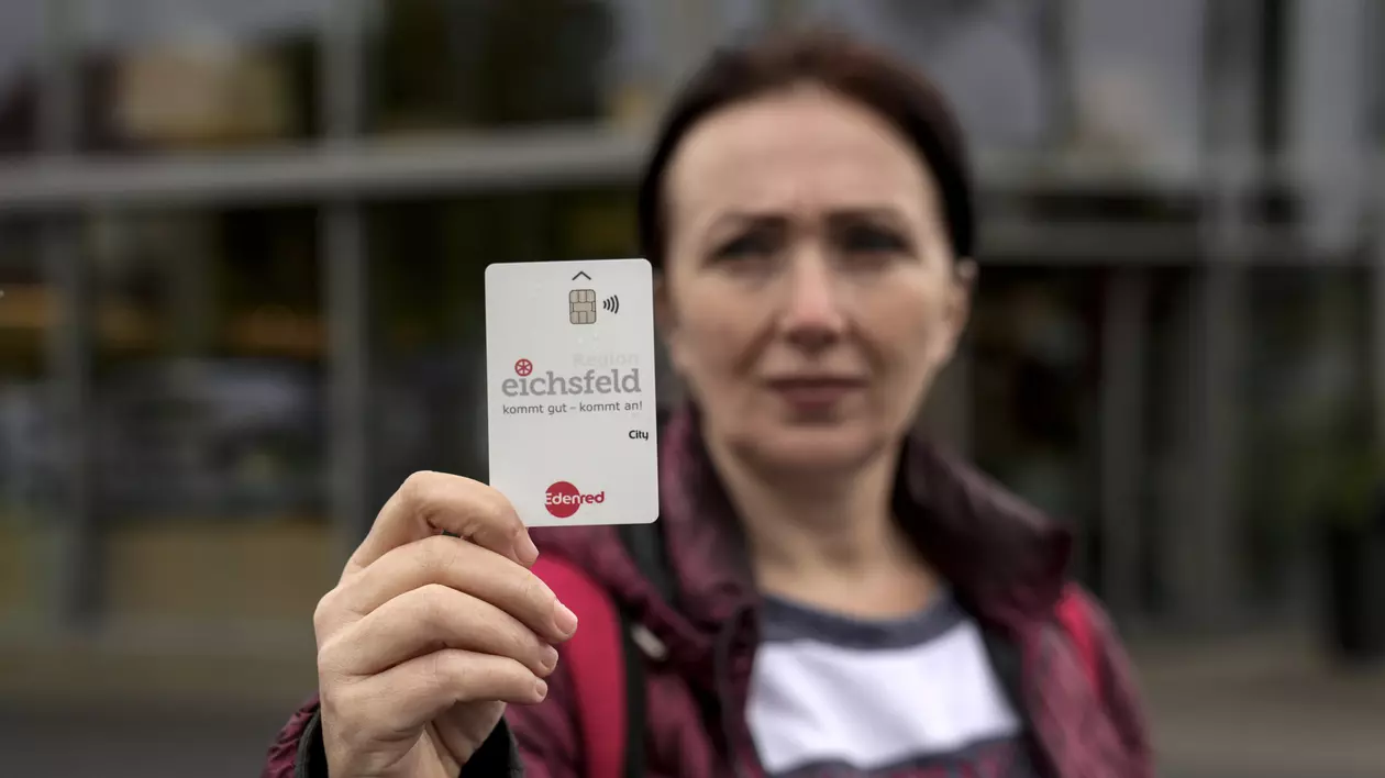 Măsurile Germaniei pentru a reduce migrația: schimbă banii cash dați solicitanților de azil cu un card special. Susținătorii migranților critică măsura
