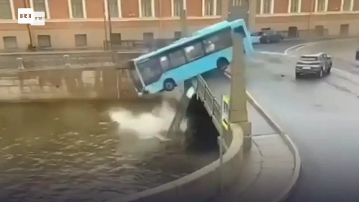 Șapte oameni au murit într-un autobuz care a căzut în râu, în centrul Sankt Petersburgului. Momentul prăbușirii de pe pod a fost filmat