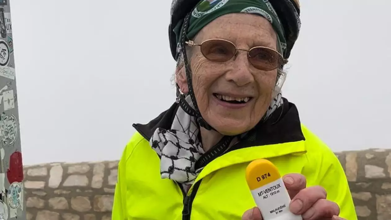 O britanică de 82 de ani s-a cățărat pe legendarul Mont Ventoux pentru a strânge bani pentru copiii din Fâșia Gaza