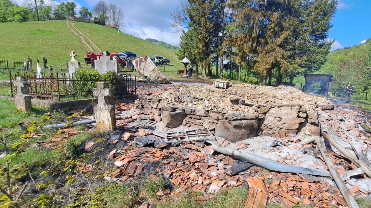 Biserica de lemn din Ghioncani, monument istoric, a ars în noaptea de Înviere. Cauza incendiului