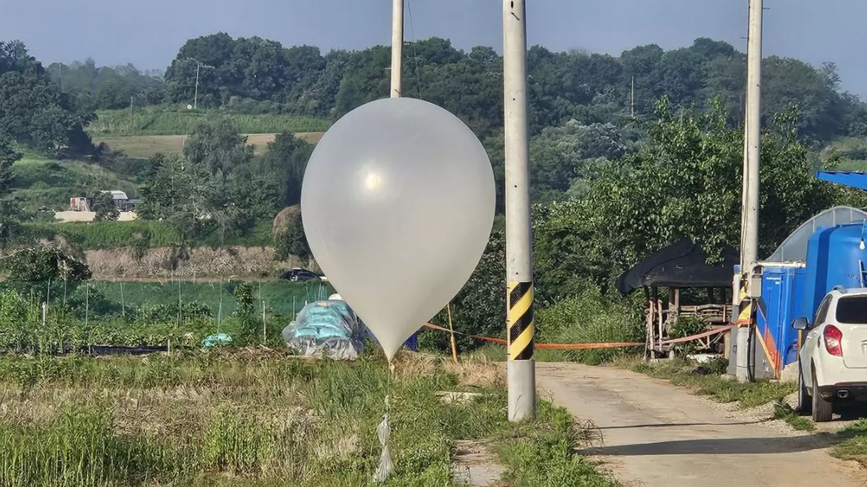 Sute de baloane cu gunoi, trimise de Coreea de Nord în Sud. Ce aparate a descoperit în ele armata Seulului