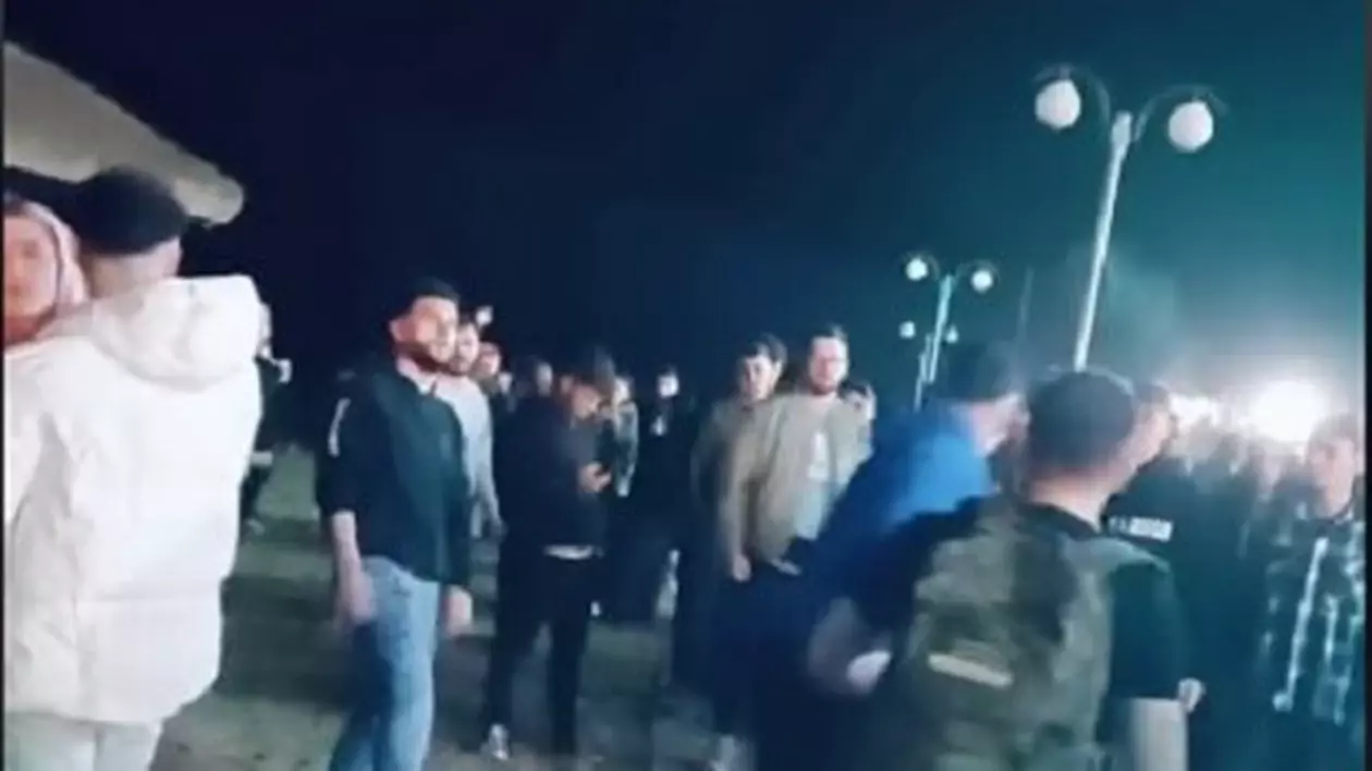Bătaie în plină stradă între mai mulţi tineri în Vama Veche. Poliţia îi caută pe scandalagii VIDEO