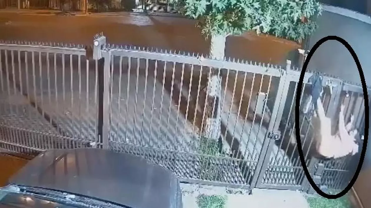 O femeie a rămas agățată în gard și a fost abandonată de complicele ei, într-o tentativă de jaf, în Chile | VIDEO